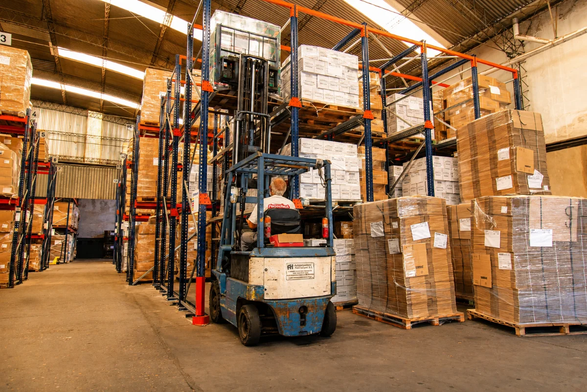 Depósito de Rent a Space con racks y mercadería